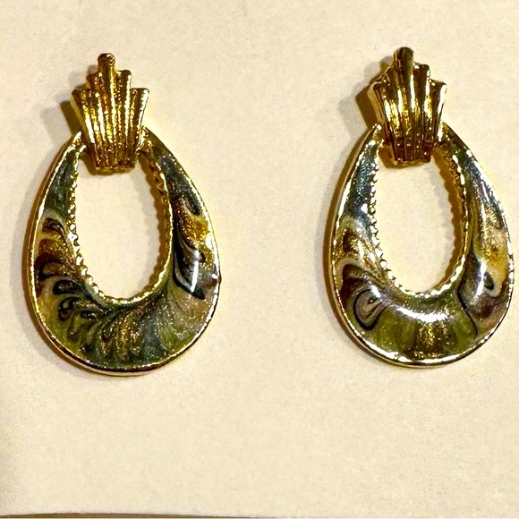 Pierced Ear⬇️ PriceDrop$💗Elegant CAs USA Gen Stamp Queen's Enamel Goldtone - Picture 7 of 7